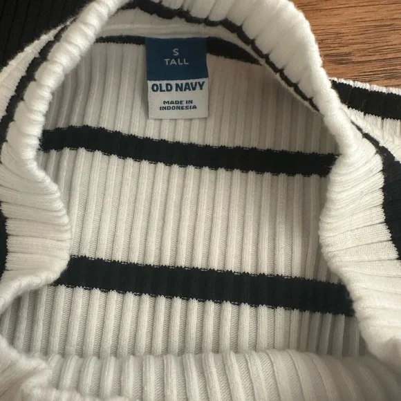 Old Navy Black and White Ribbed Muscle Tee NWOT Set of 3 - Picture 3 of 4